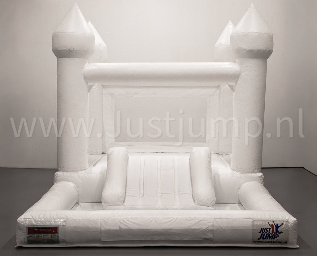 Wit kasteelspringkussen met glijbaan en ballenbak