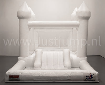 Wit kasteelspringkussen met glijbaan en ballenbak
