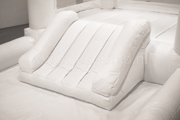 Wit kasteelspringkussen met glijbaan en ballenbak